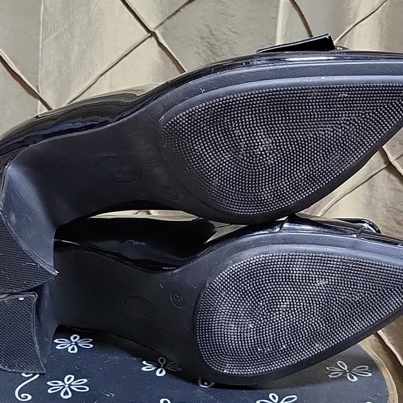 VGUC- Anne Klein ‘Bentley’ Buckle Block Heel Pump - Picture 11 of 13